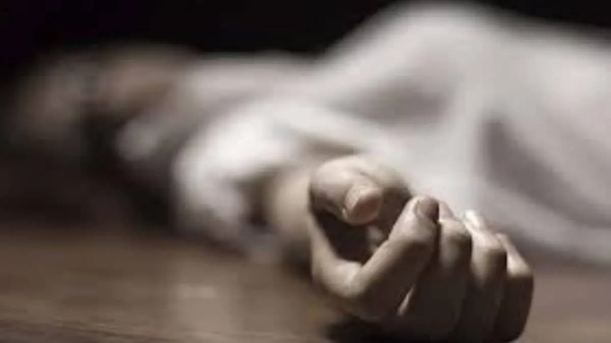 Addiction to mobile phone student commits self harm after being scolded