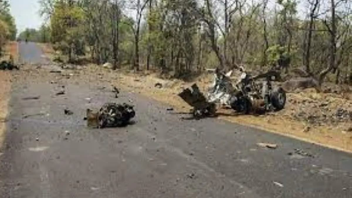 Jharkhand Maoist attck left threee security personnel injured