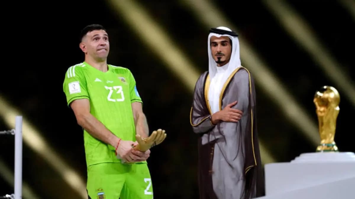Argentine goalkeeper Emiliano Martinez stirs up tension with France with message to PSG fans spt 
