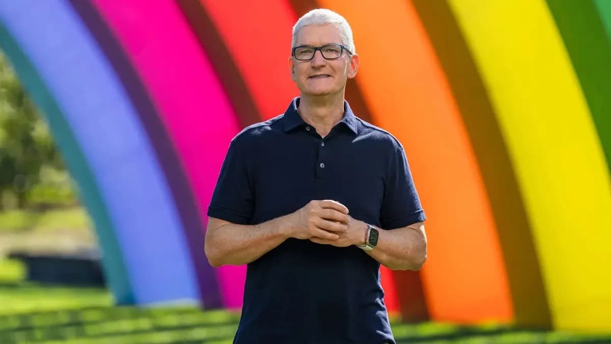 How much Apple pay to it s employees
