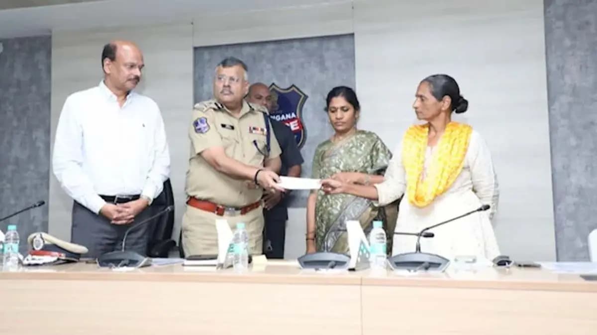 Maoist leader Kishenji wife Pothula Padmavathi surrenders in Telangana