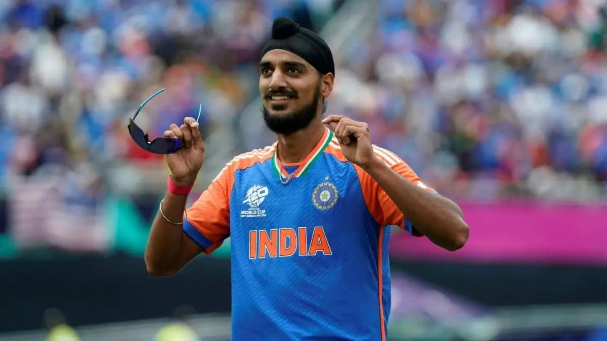 A video surfaced showing Indian pacers Arshdeep Singh playfully wrestling with bowling coach Morne Morkel 