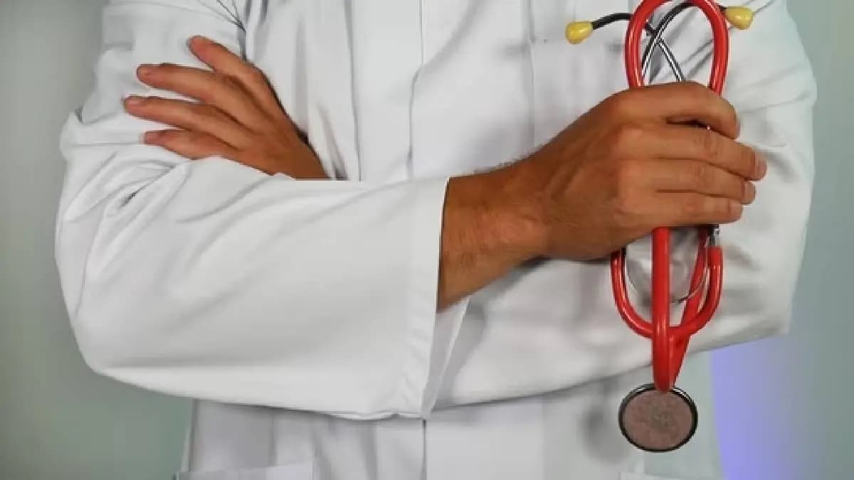 Row erupts in UP after woman accuses doctor of refusing treatment