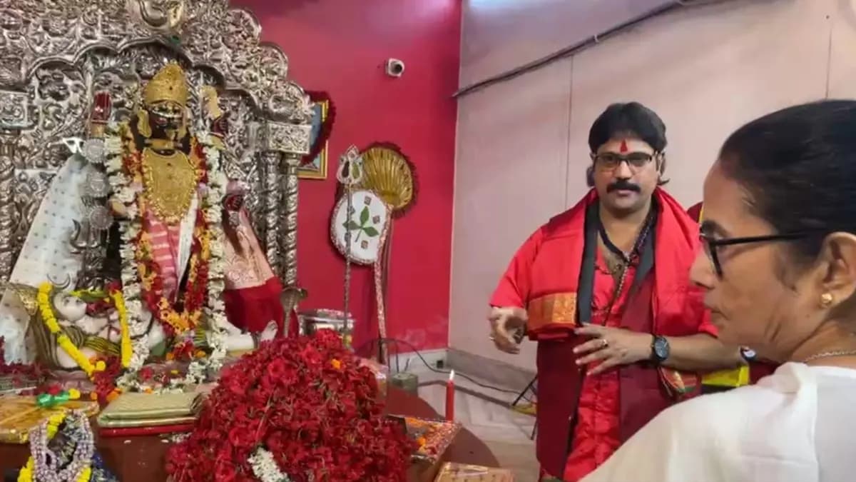 Chief Minister Mamata Banerjee offered her prayers to Naihatis famous Baroma gnr