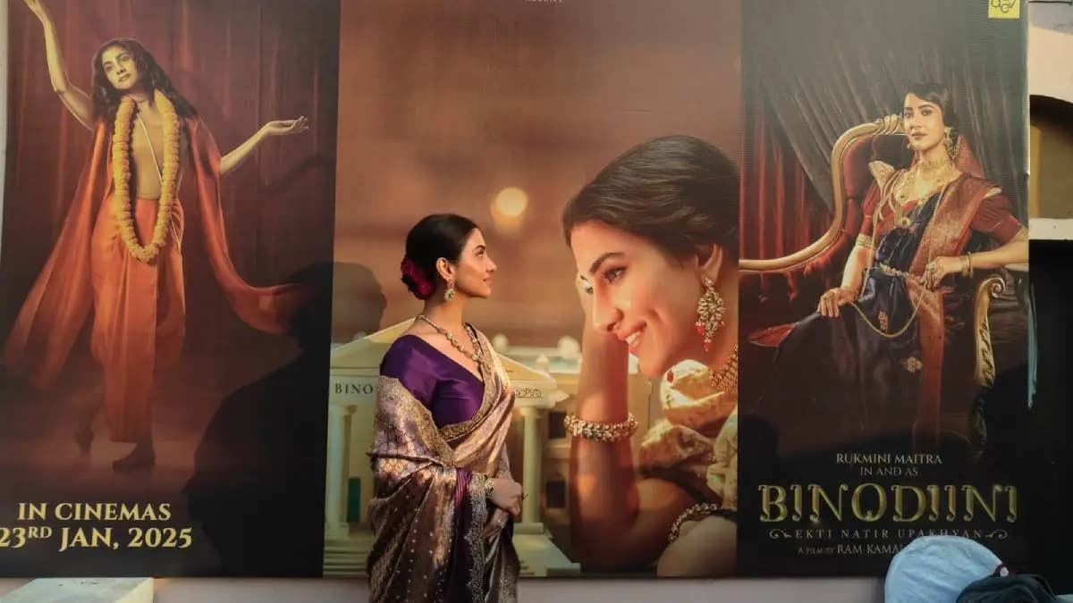 Popular bengali actor rukmini maitra and director ram kamal mukherjee unveils new poster of Binodini movie in star theatre ENT