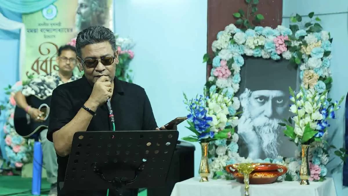Minister Indranil Sen performs in Rabindra Jayanti programme 