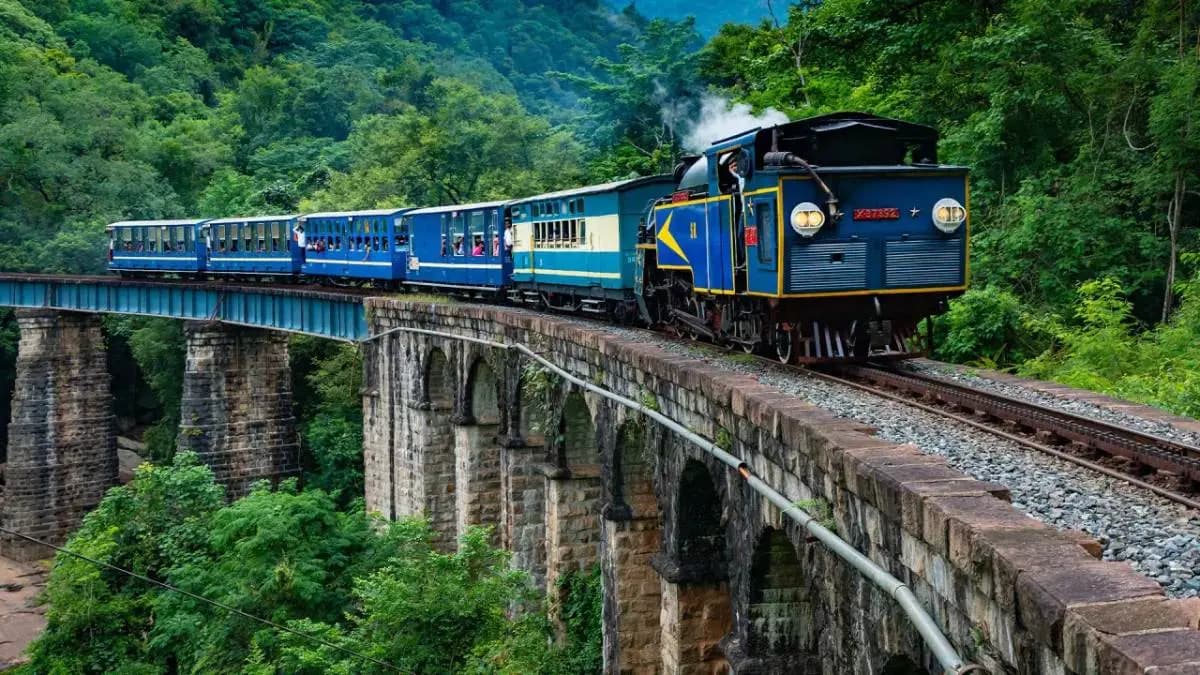 Vande Bharat Express runs without any engine know the reason