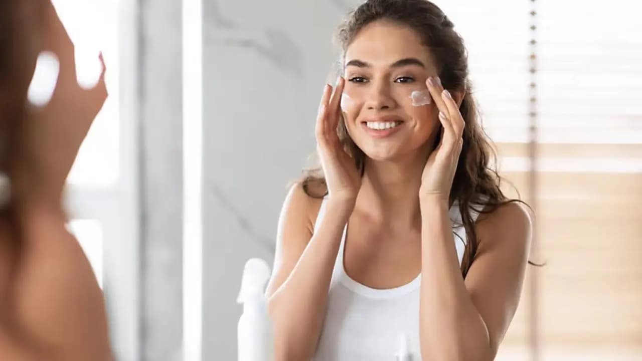  Anti-Aging Skincare Tips: 5 Daily Habits to Keep Your Skin Youthful and Radiant