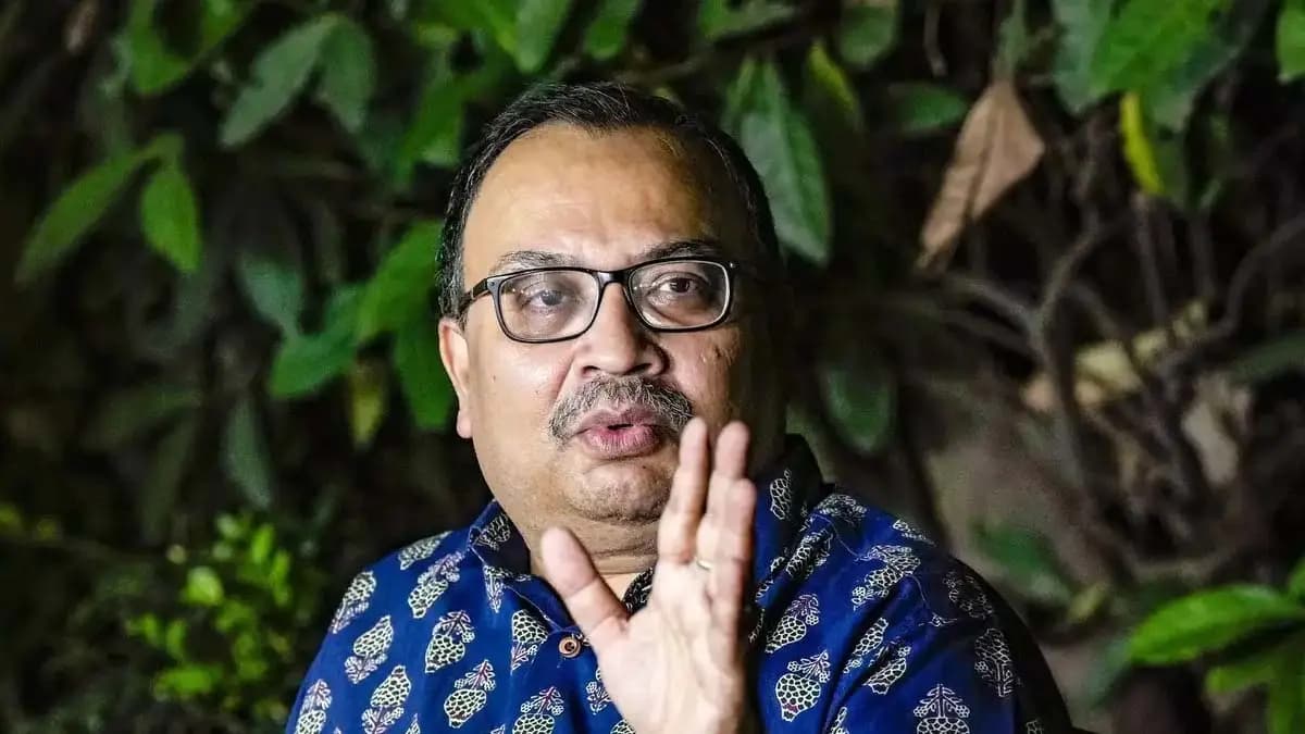 Kunal Ghosh praised the young lady dance in front of the CPIM book stall in Kachrapara