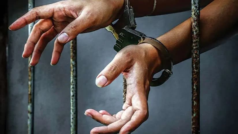 Hooghly couple arrested after robbery in gold jewellery shop in mogra gnr 