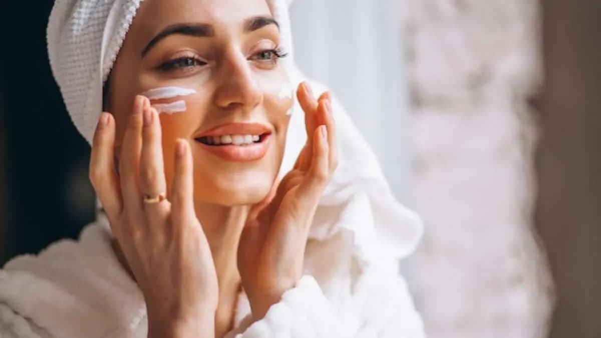 this home made natural moisturizer cream made with hibiscus flower can make your skin glowing and shiny like mirror and gives moisturized skin in winter lif