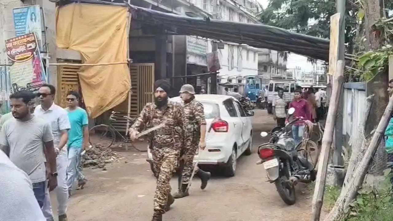 Police allowed BJP candidate to the close vicinity of the strong room