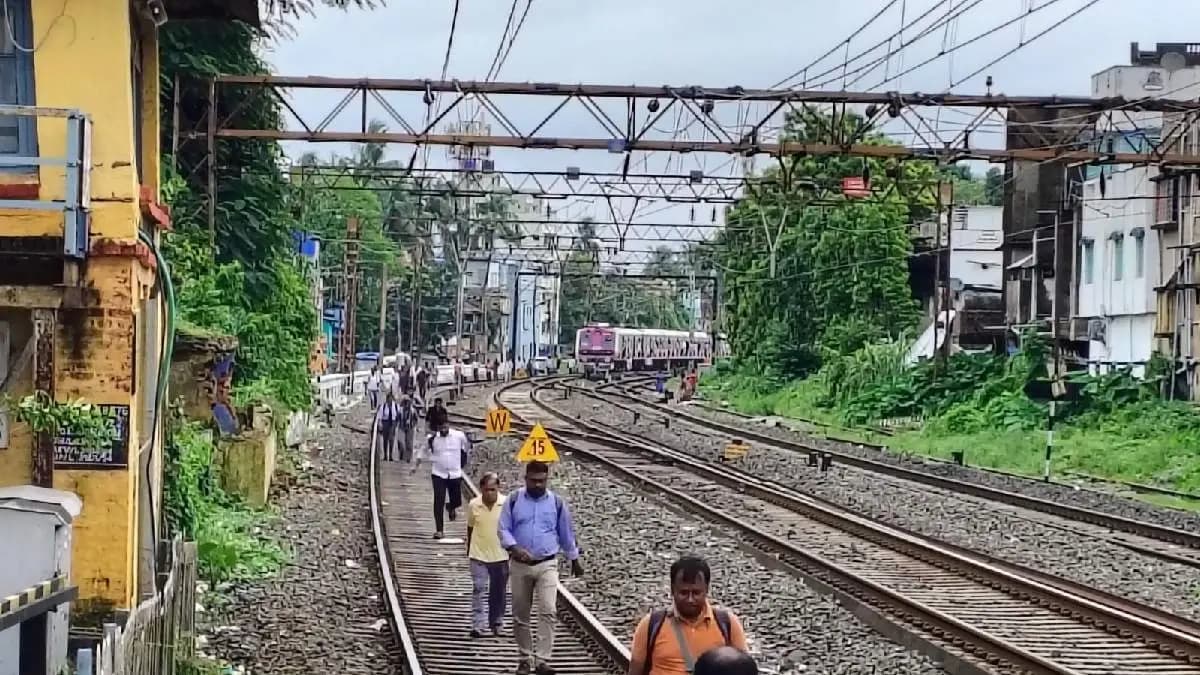 Smoke from Brake Shoe of Moving Train Disrupts Services on Howrah–Bandel Section
