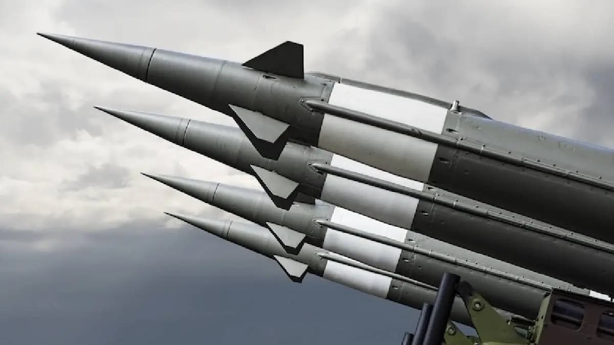 Which country has the maximum number of nuclear warheads how much does India and Pakistan have