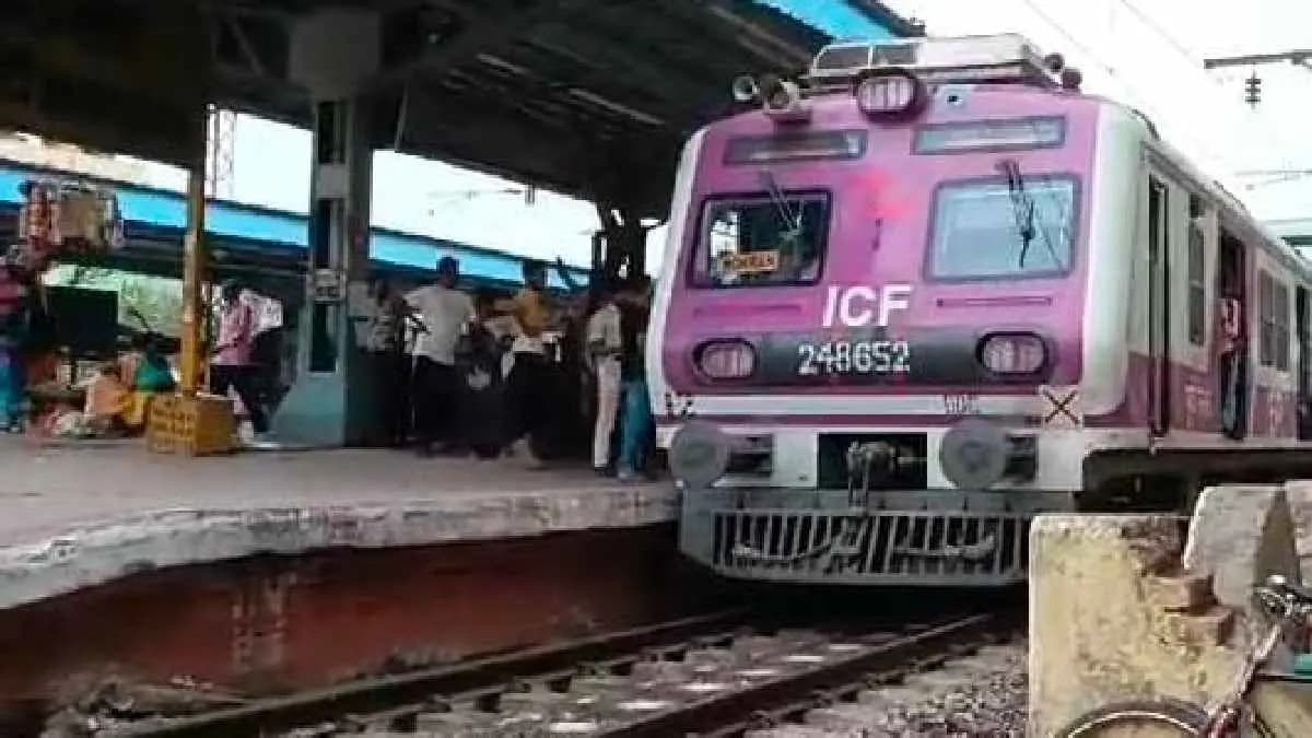 Down Pandua Howrah local narrowly escaped an accident