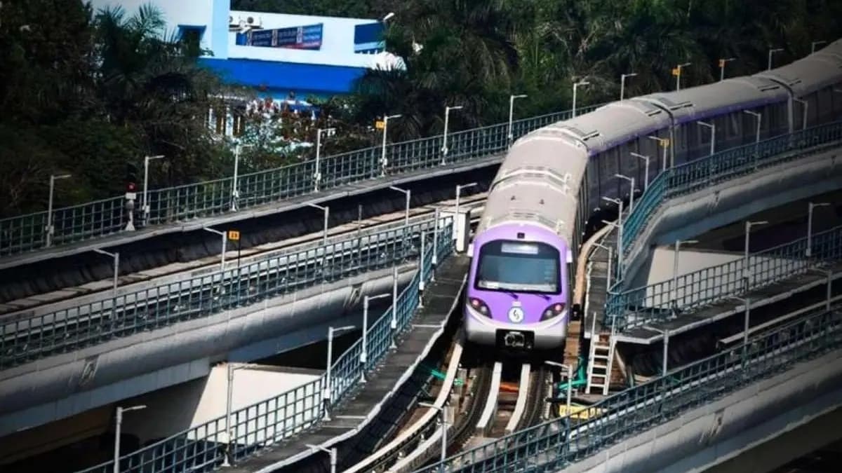 Durga Puja Kolkata Metro Schedule night long metro services in blue line and green line