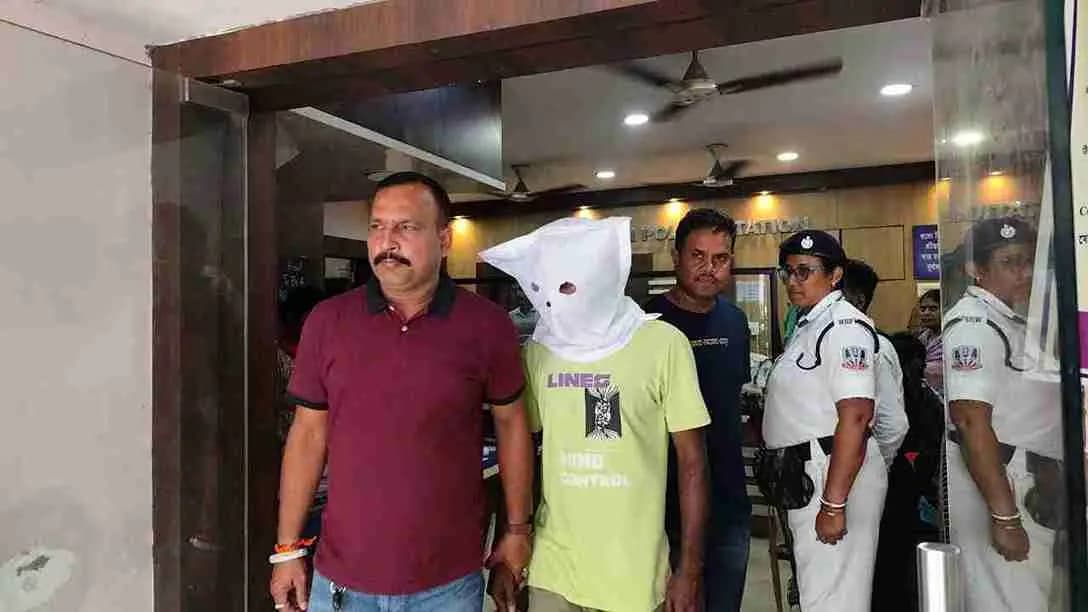 The killer decided to exterminate after the victim started blackmailing to divulge the picture of his physical relationship