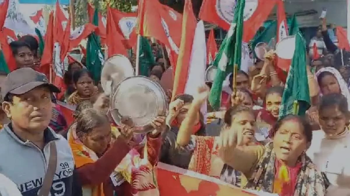 Labour organisation staged demonstration in front of bjp office demanding release of money for 100 day work gnr
