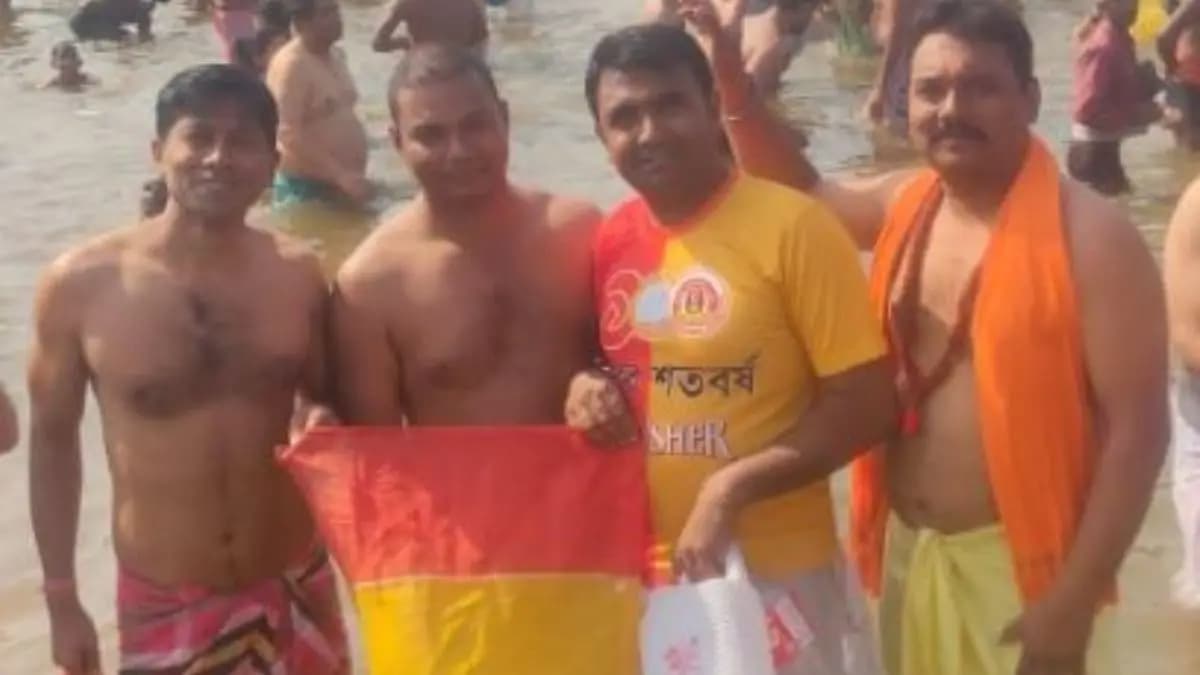 East Bengal supporters take a holy bath in the Mahakumbh 2025 spt 