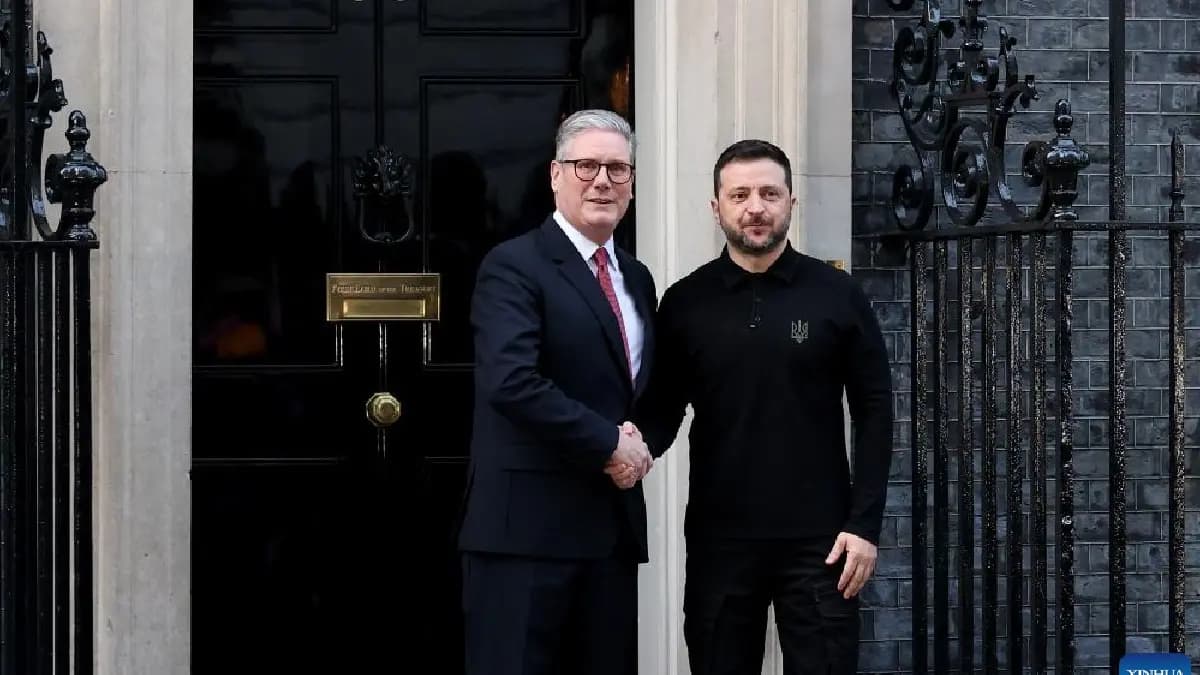  Keir Starmer welcomed Zelenskyy with handshakes and warm hugs at Downing Street 
