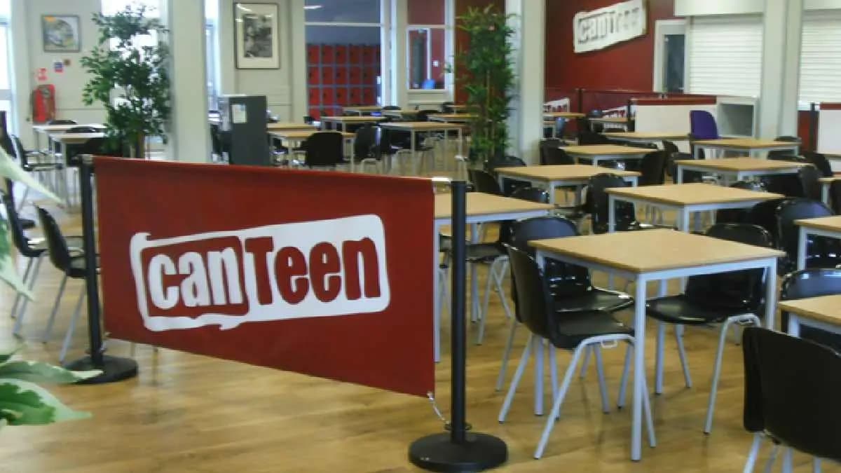 Chinese Graduate Chooses Canteen Job for Mental health