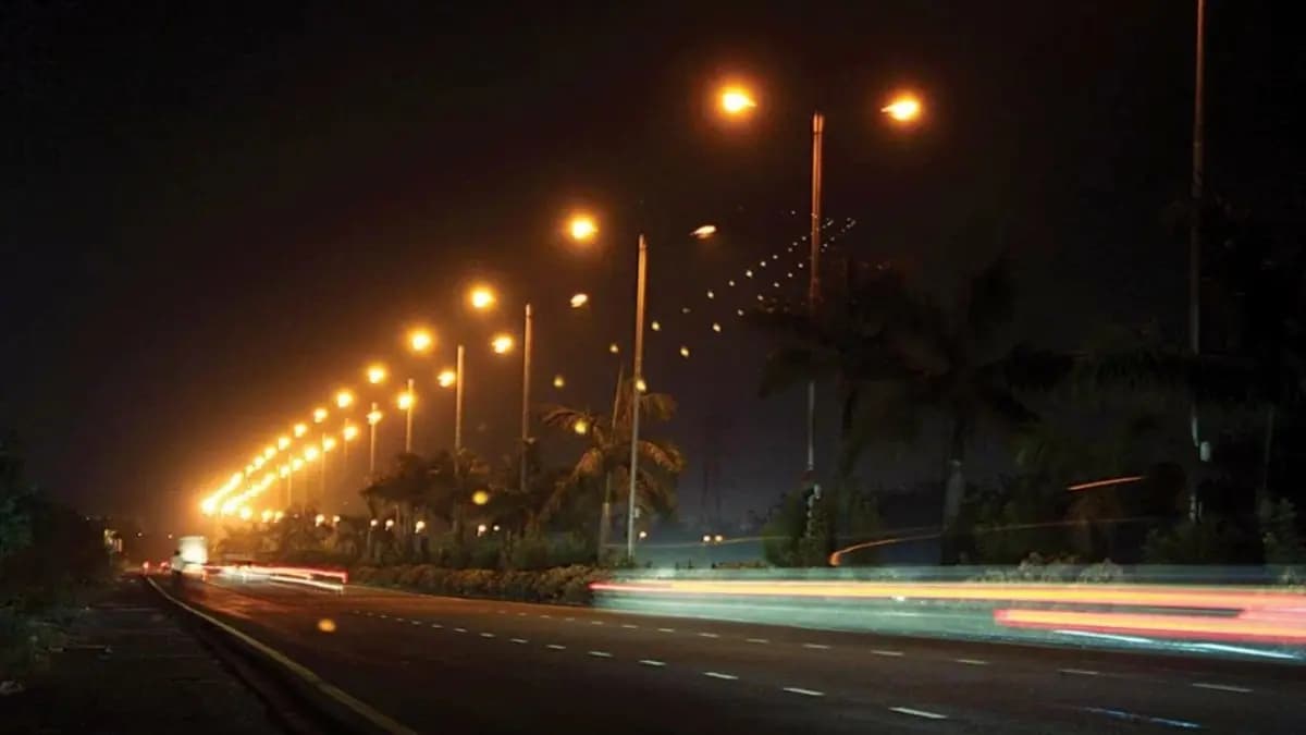 Terrified resident of Kolkata thought that the bulbs are eyes of ghost
