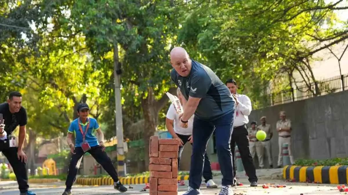 New Zealand PM Steals The Show As He Plays Street Cricket in Delhi