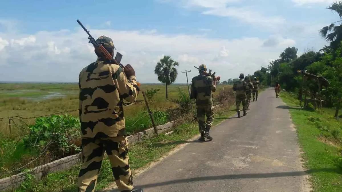Tripura Bangladeshi smugglers attack bsf jawans gnr 