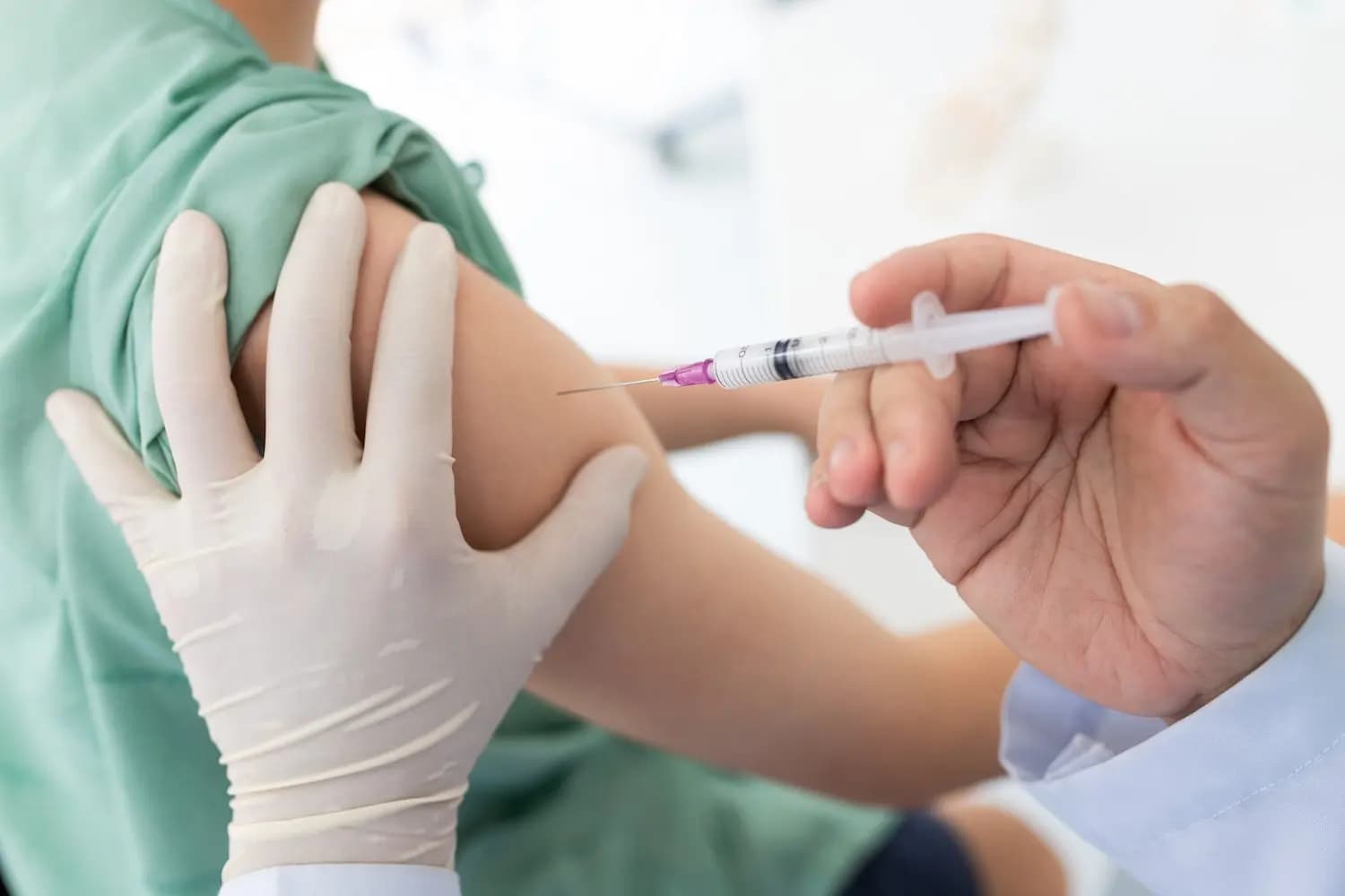 a fourth-grade girl claimed that an unidentified individual entered her school premises injected her and fled_gnr