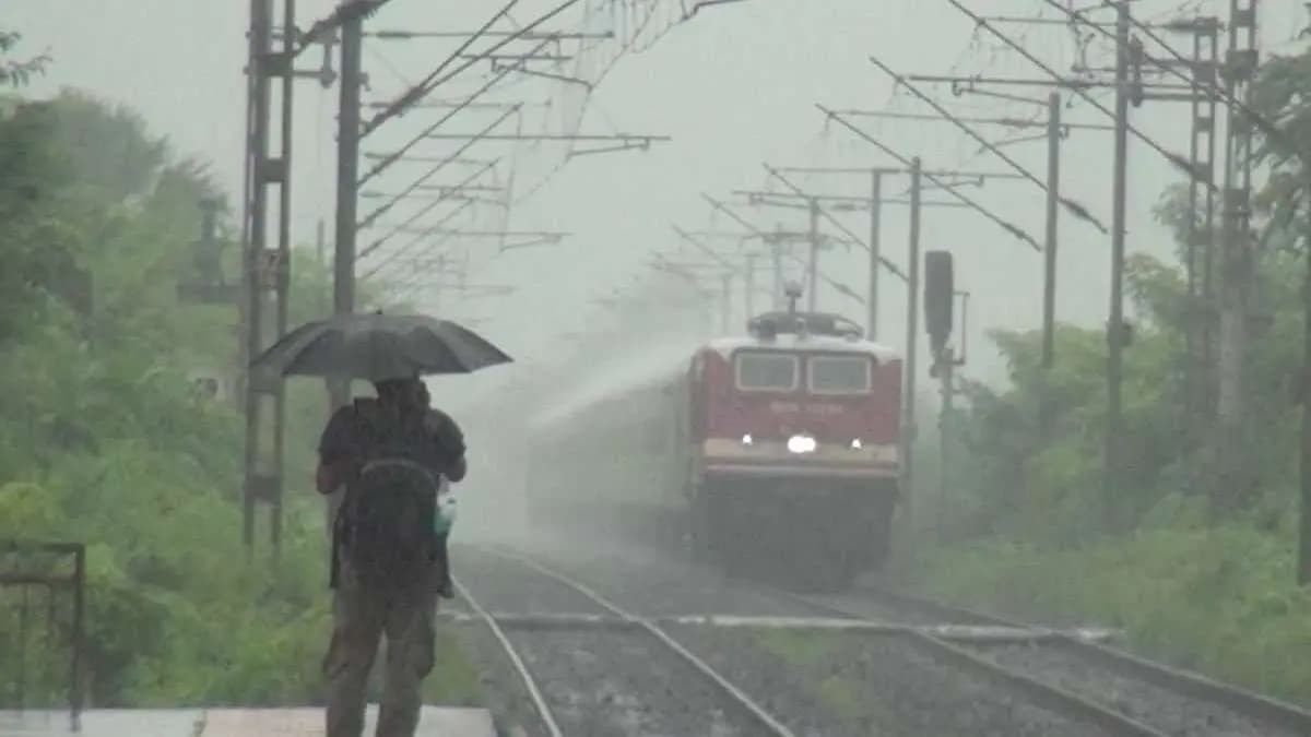 TO ENSURE SMOOTH TRAIN OPERATIONS COMPREHENSIVE MONSOON PLAN BY SEALDAH DIVISION 