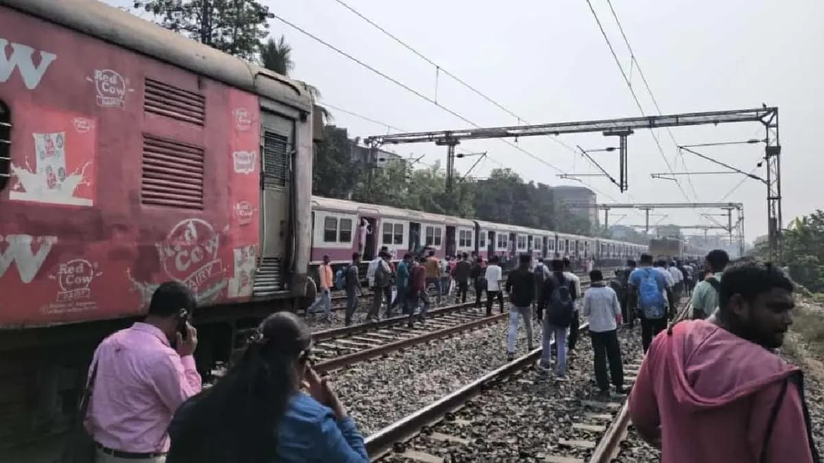 Train Service Disrupted  dumdum-sealdah line gnr 