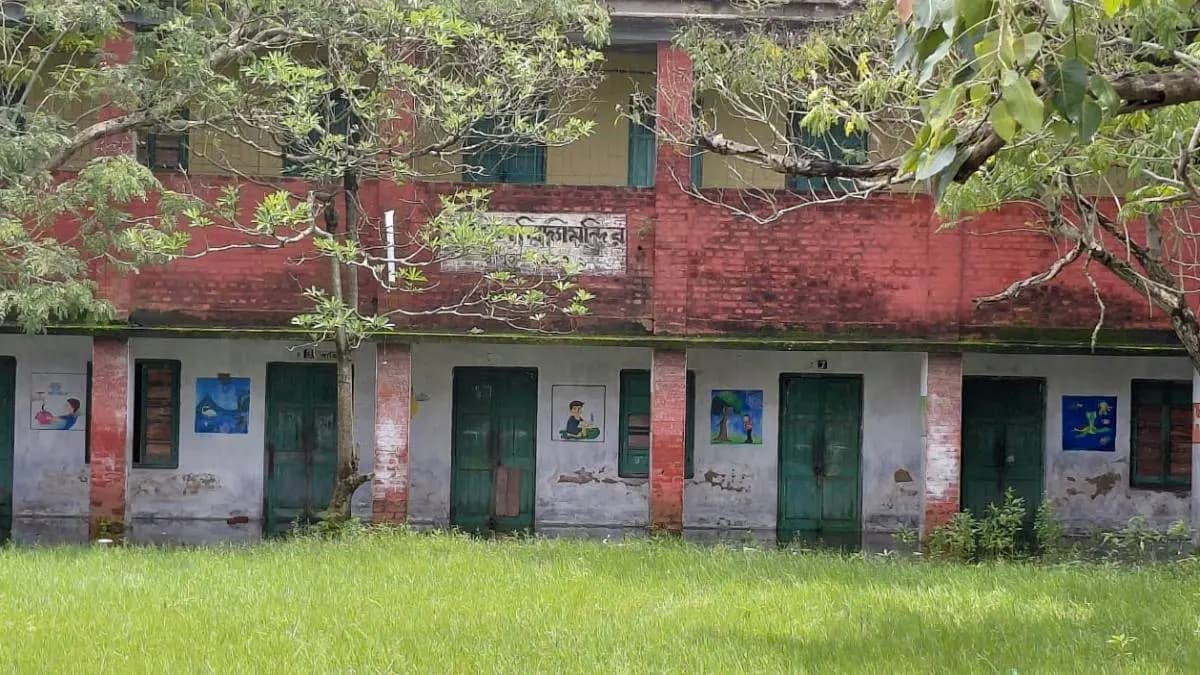 School dre4nched under rain water parents shows anger