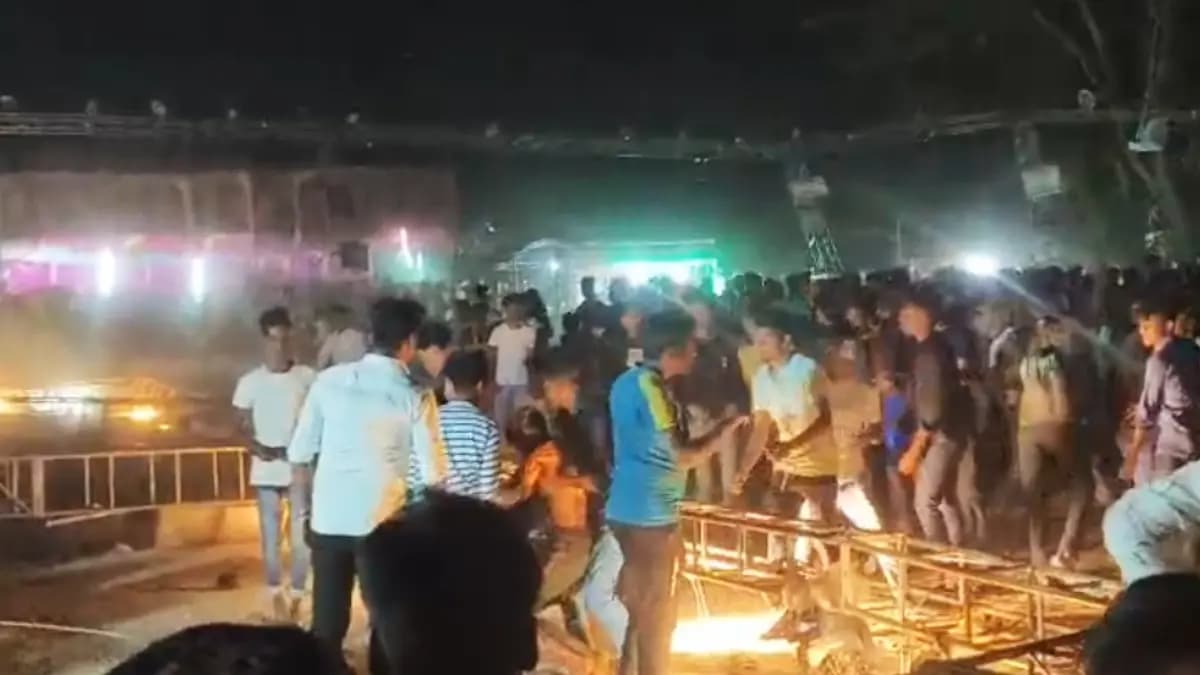 Rain and Thunderstorm Light Post falls in storm 10 injured 