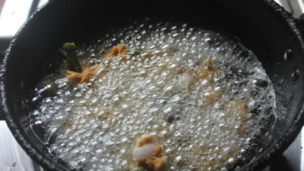 Tamil Nadu man's hand doesn't get burnt even if he puts his hand in hot oil