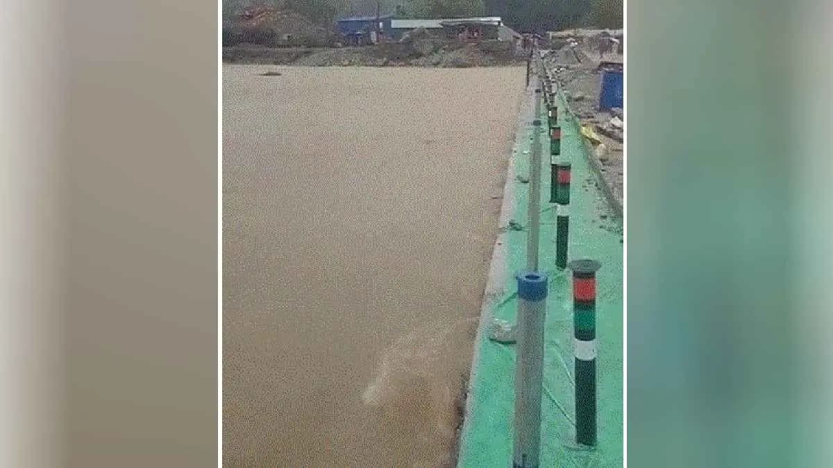 Heavy rainfalls in hills of North Bengal sparked the possibility of flood