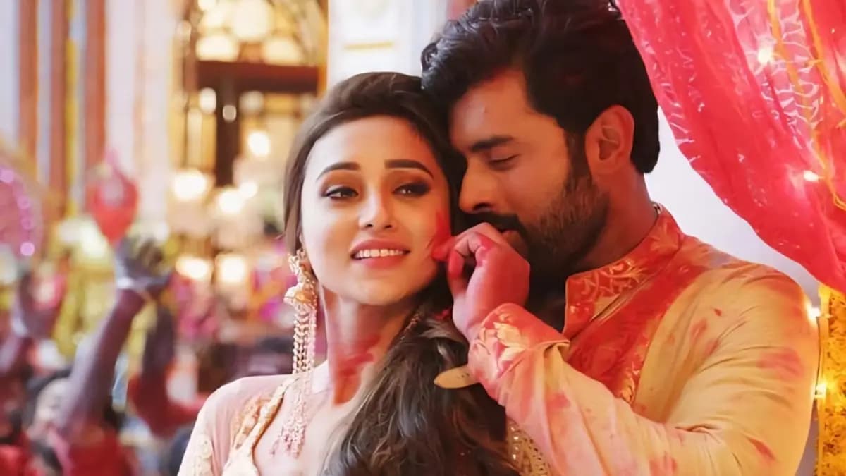 Mimi Chakroborty and Ankush Hazra embracing their off screen bonding at Raktabeej 2 premier 