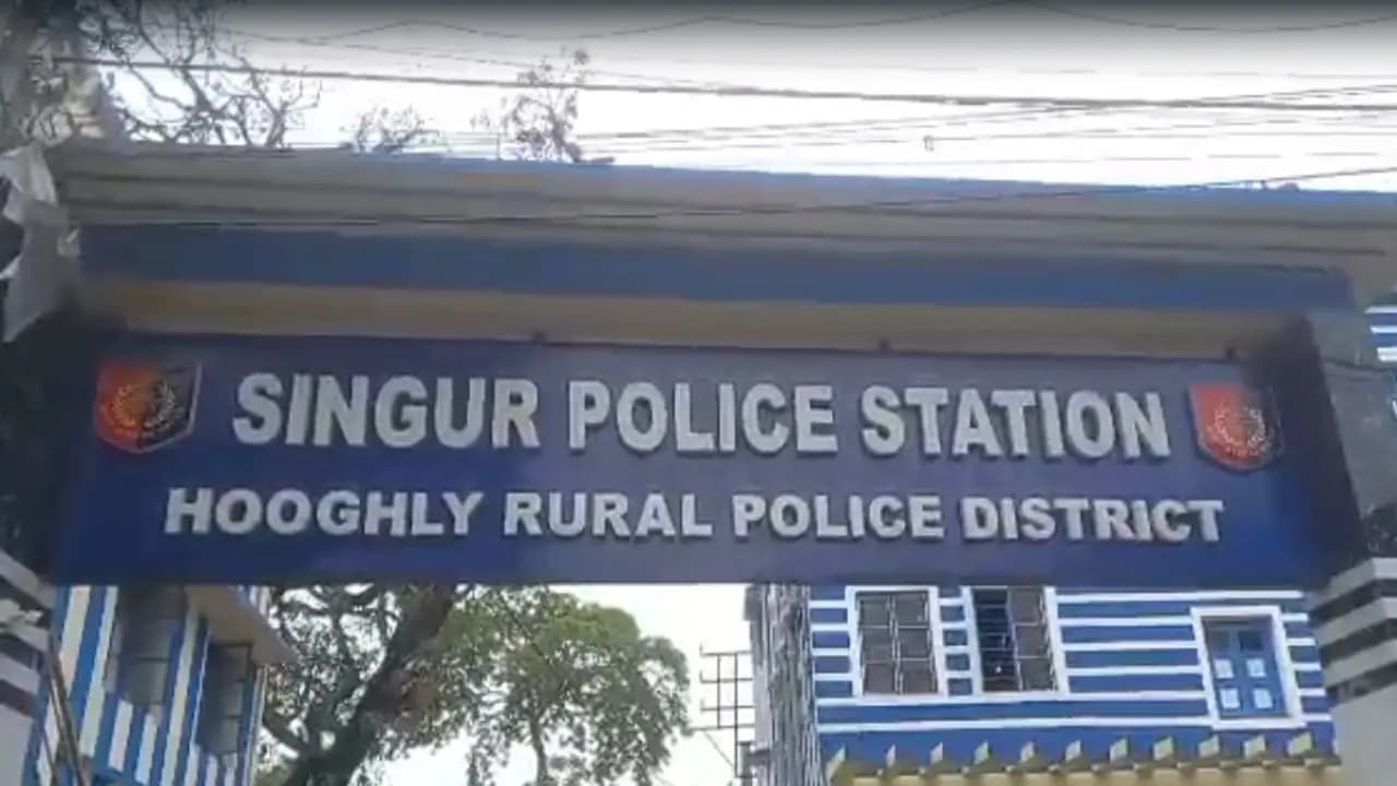 Four people of same family died on a road accident in Singur