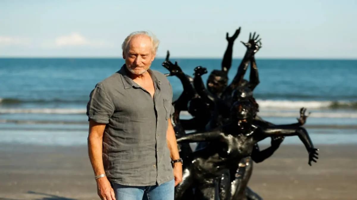 Charles Dance claims that britain and france should beg apology to Middle East