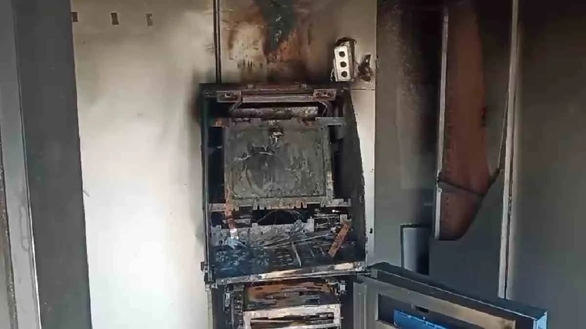 miscreants broke open an atm and looted money gnr