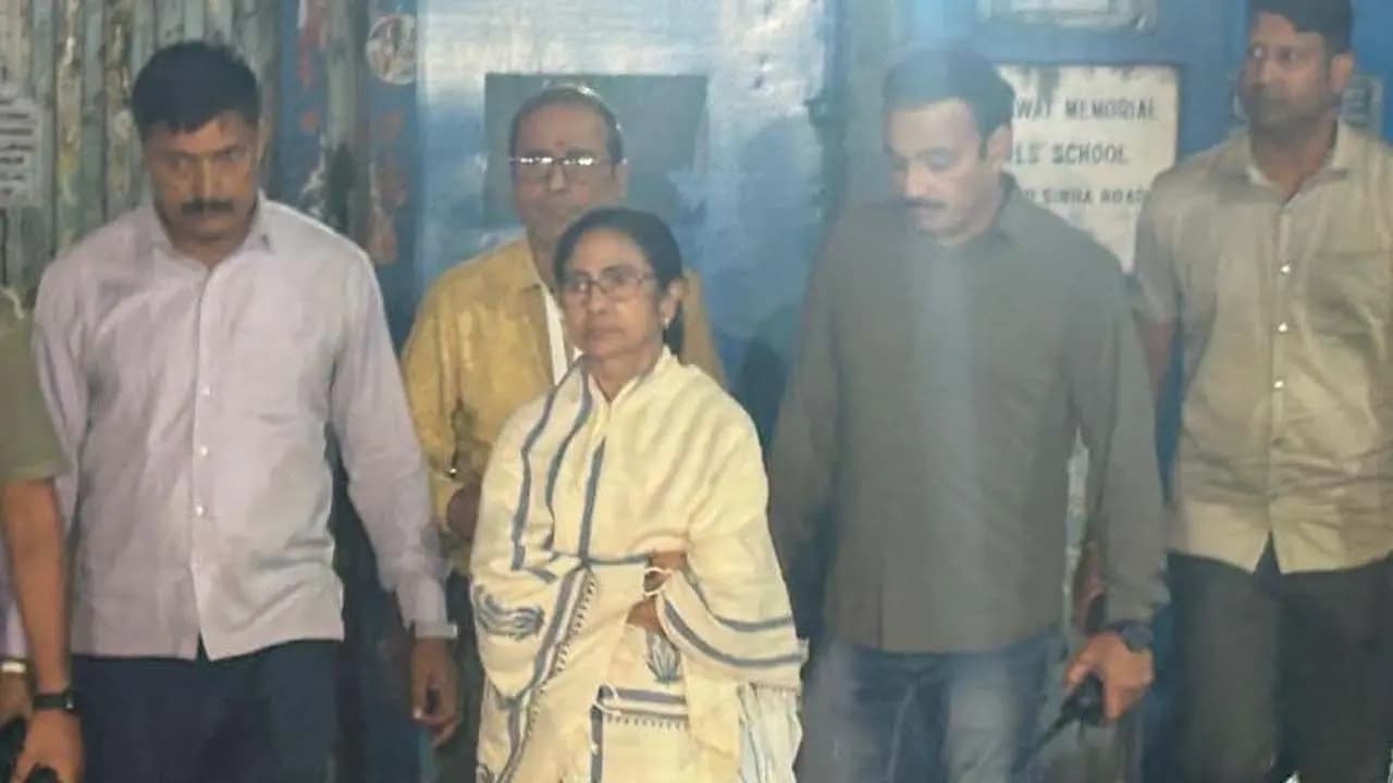What message did Mamata Banerjee deliver from Sakhawat Memorial School at midnight 