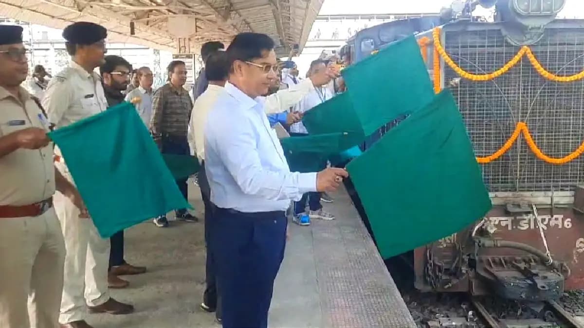 Toy train between New Jalpaiguri and Darjeeling return on track gnr