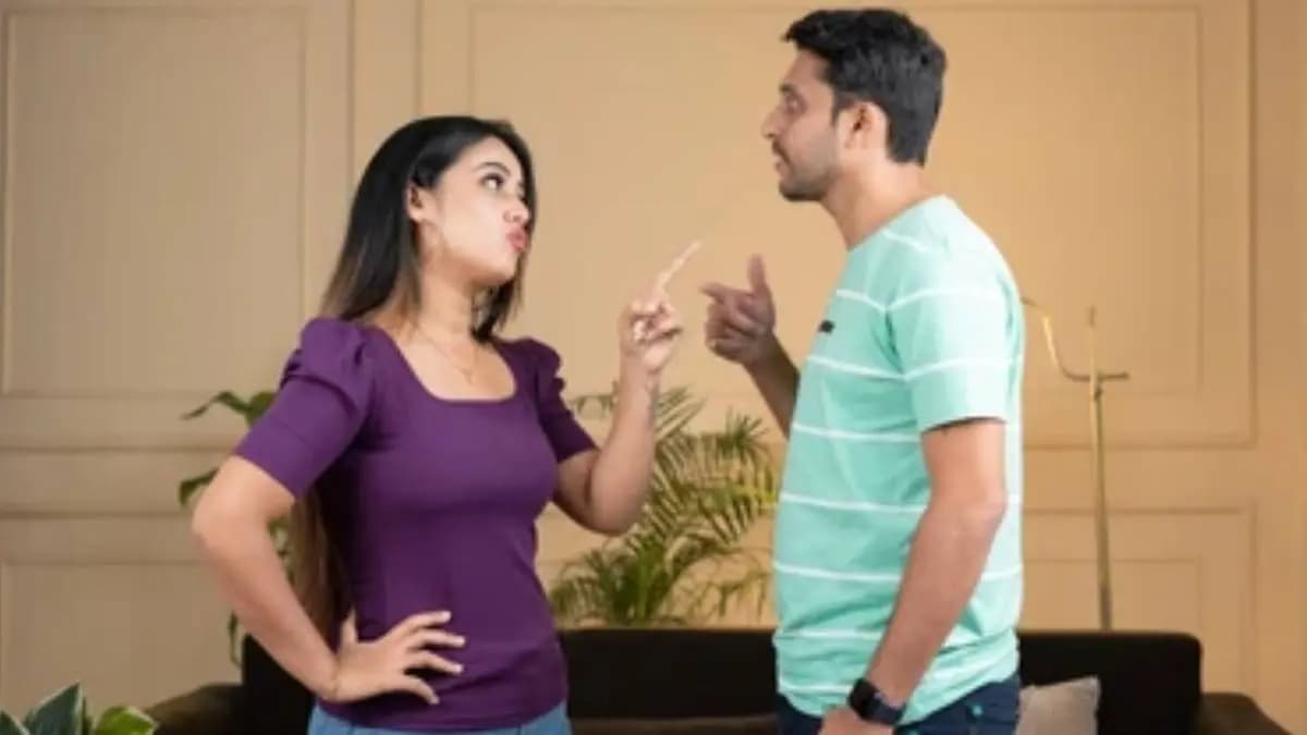 Man give key of new house to his mom wife shouts at him