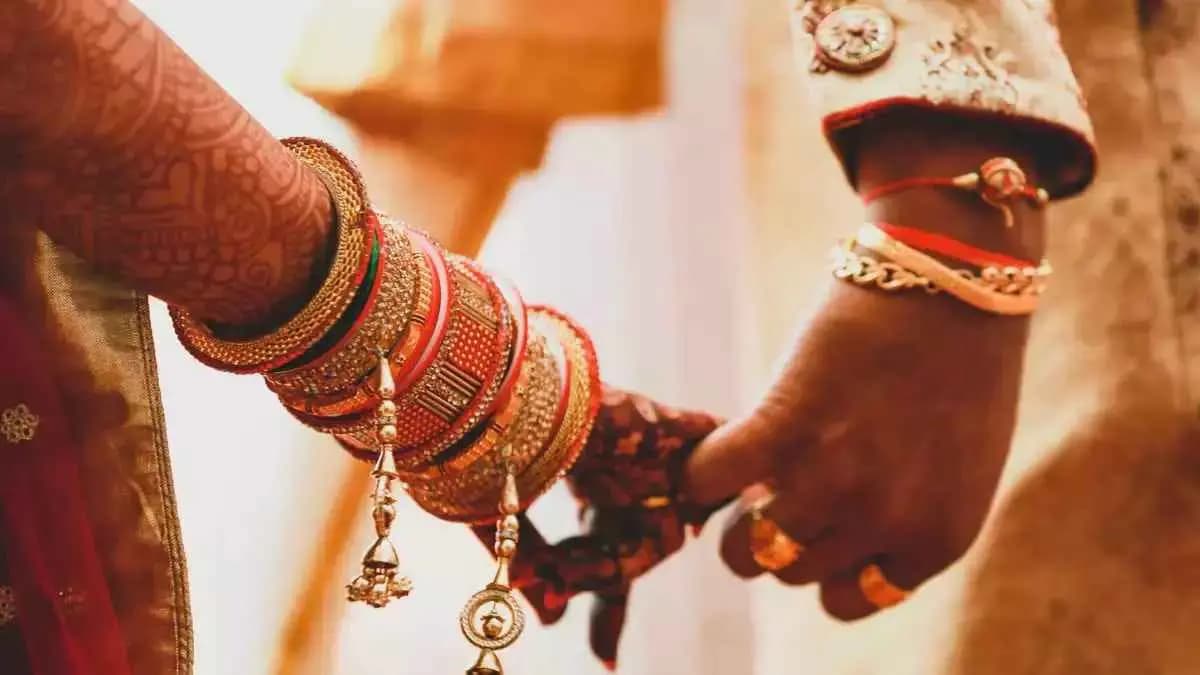 UP Woman Attempts Second Marriage with Cousin To Buy Buffaloes Caught By In Laws gnr