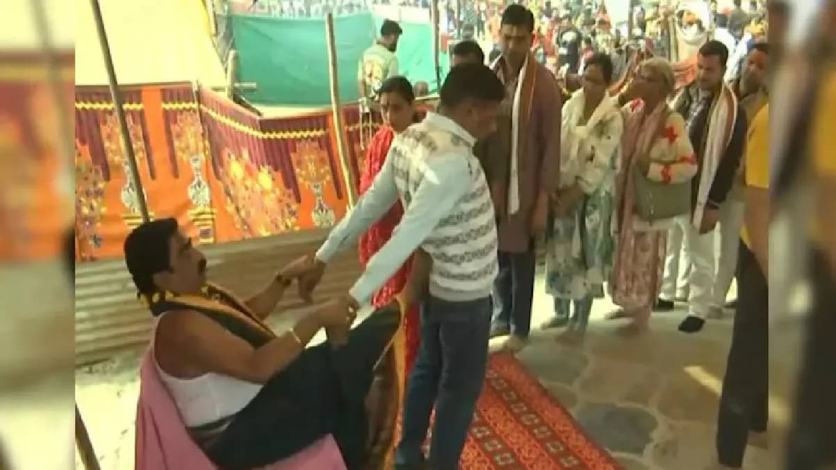 baba artatrana cures people with touch of his feet at maha kumbh 2025