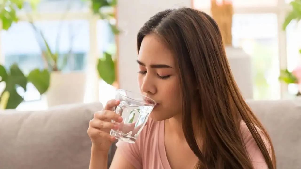 Drinking Hot Water in Summer: Benefits Side Effects and Expert Advice for Morning Routine