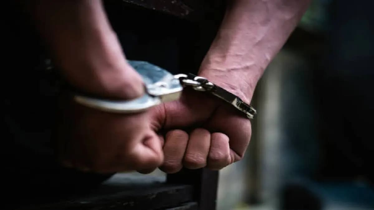  2 firearms recovered from sealdah Kolkata 5 arrested