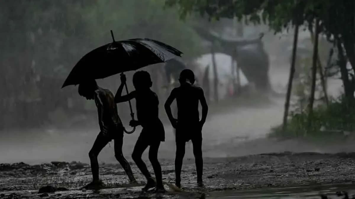 IMD Weather Forecast Heavy Rainfall Warning in Four Districts Thunderstorm Warning in West Bengal