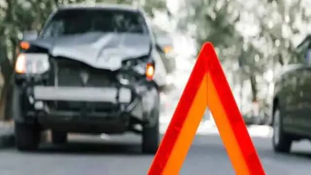 Just Handshakes Car Driver And Biker Settle Accident On A Cool Note