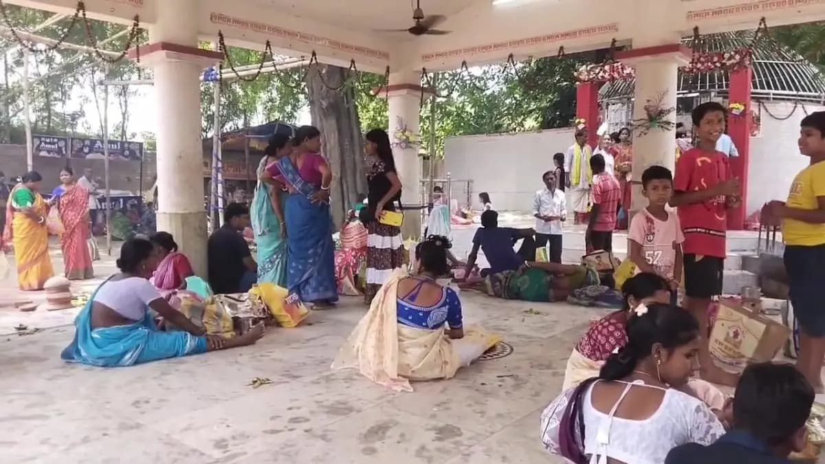 Locals of Murshidabad Kandi believe that Chand Sadagar first offered his prayers to devi Manasa in this temple