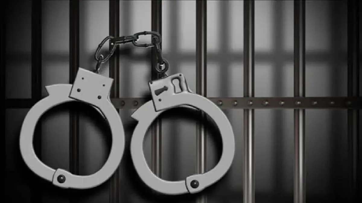 Kolkata police arrested two mobile phone thieves after viewing CCTV footage